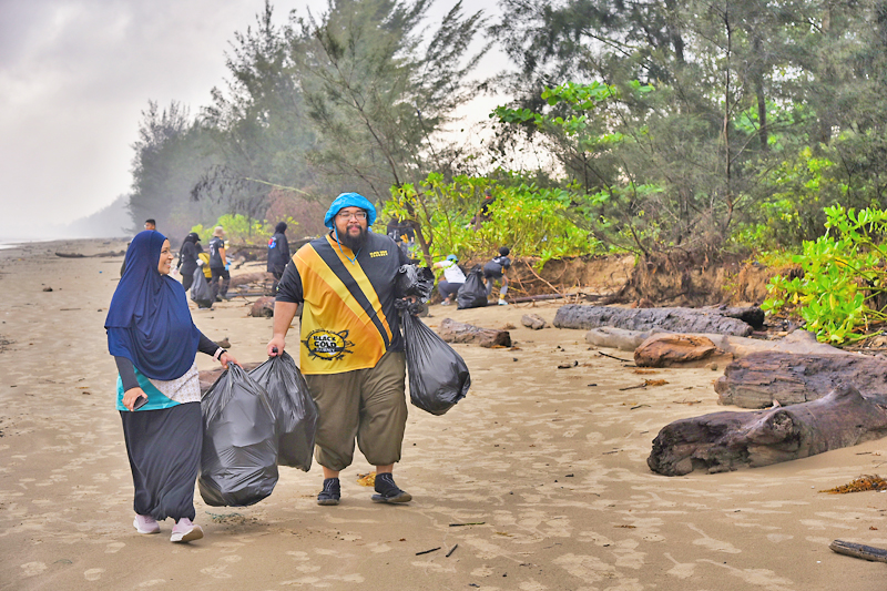 Hampir 50 Peserta Bersihkan Pantai | Media Permata Online