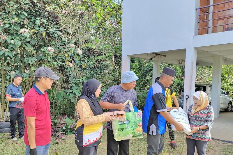 Gotong-royong Bersih Halaman Rumah | Media Permata Online