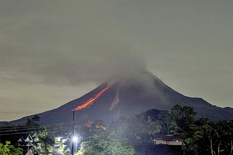 Gunung Merapi Muntahkan Lava, Piroklas | Media Permata Online