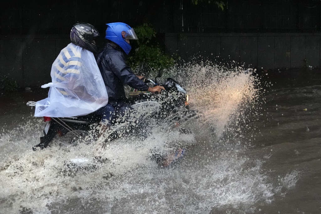 Heavy rain affects flight operations, schools are closed in Mumbai