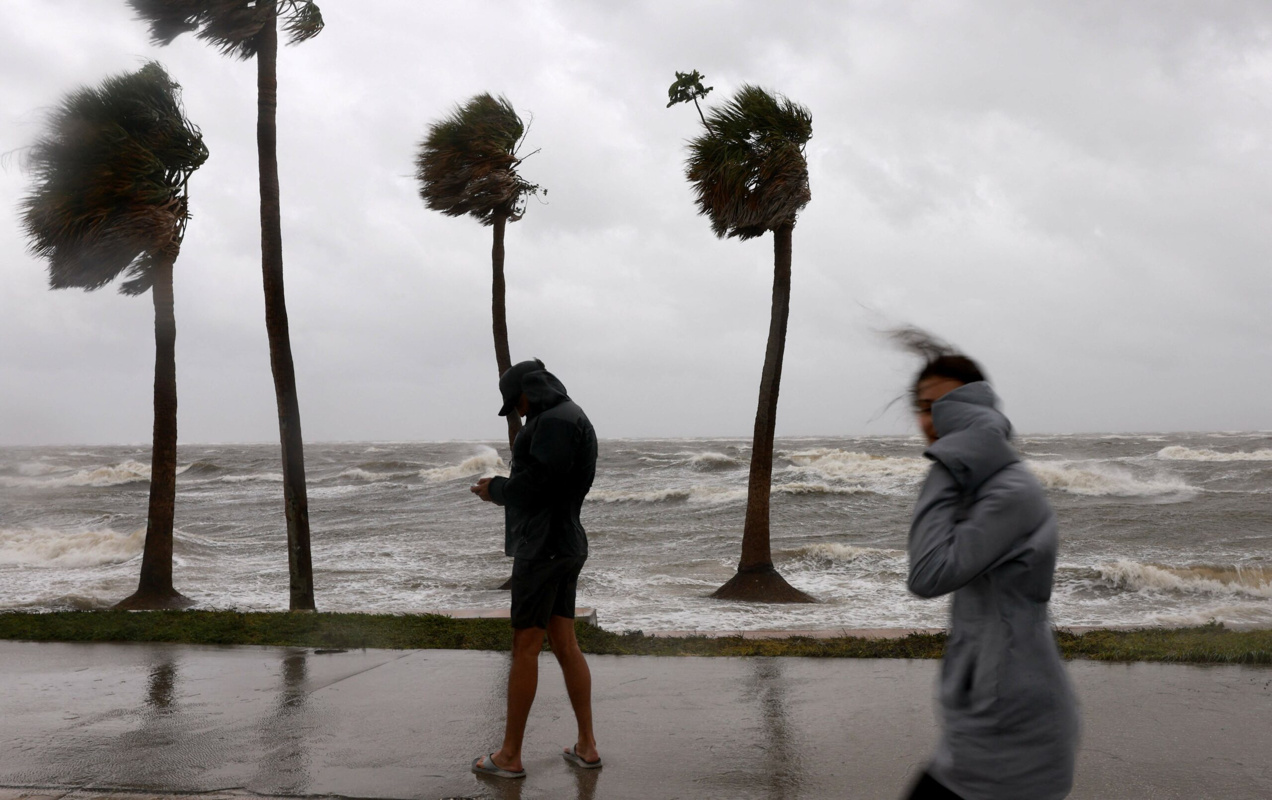 Danger due to Hurricane Helena, three dead