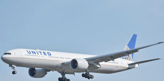 Dipaksa keluar dari tandas pesawat, penumpang saman United Airlines